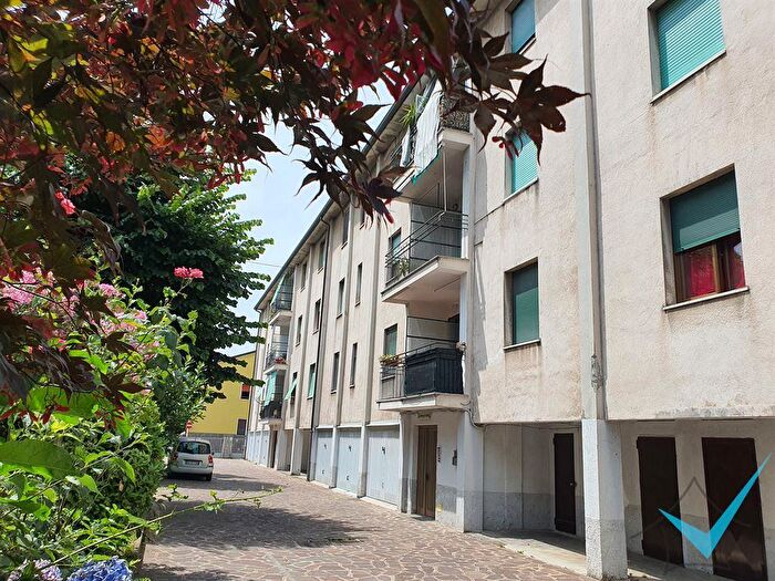 Appartamento trilocale in vendita in Via Torino, Limbiate