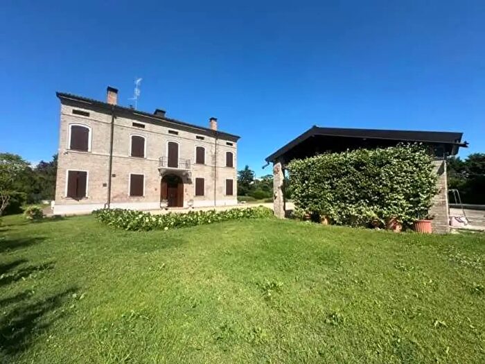 Casa con 14 locali in vendita in San Possidonio