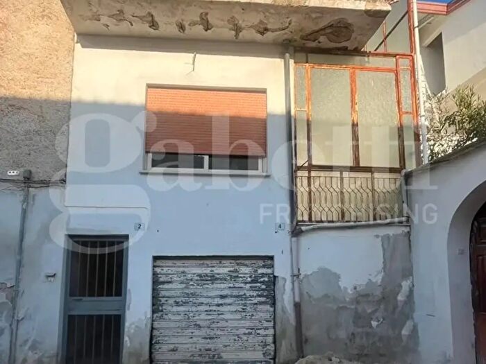 Casa con 6 locali in vendita in Via Pietro Laurenza, Calvi Risorta