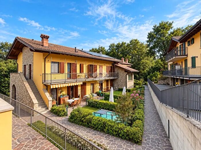 Appartamento trilocale in vendita in Via Secchia, Palazzago