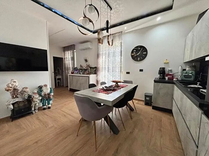 Appartamento trilocale in vendita in Via S Maria del Pianto, Napoli