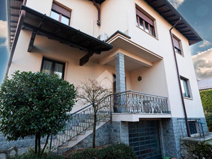 Casa quadrilocale in affitto in Via Comasina, Verano Brianza