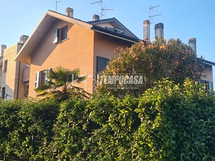 Casa quadrilocale in vendita in Via Kennedy, Bollate