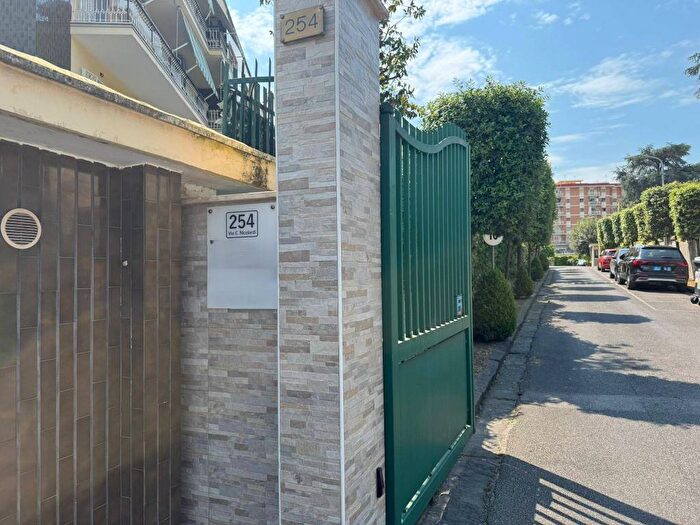 Appartamento trilocale in affitto in Via Eduardo Nicolardi, Colli Aminei Capodimonte, Napoli