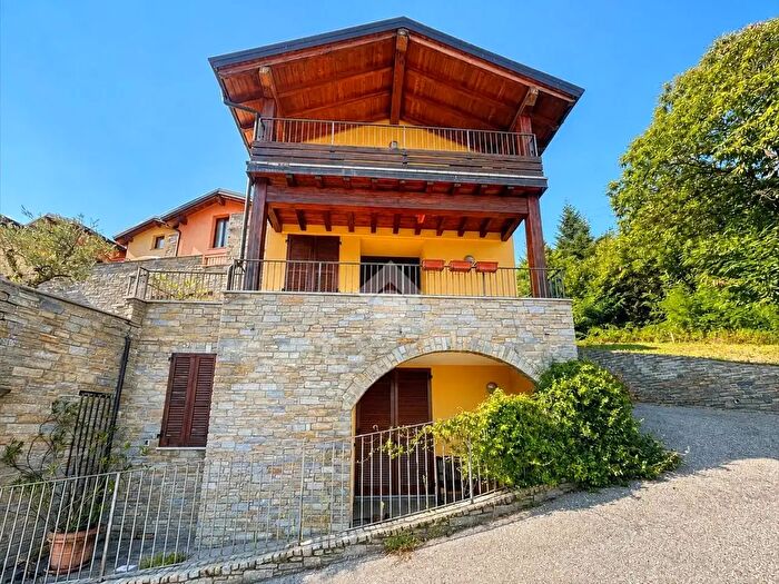Casa trilocale in vendita in Via Albaredo, Gravedona ed Uniti