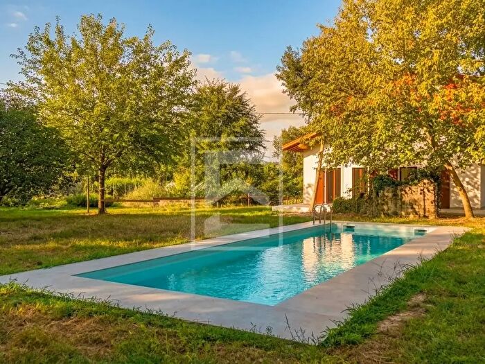 Casa con 6 locali in vendita in Strada Tononi, Monzambano