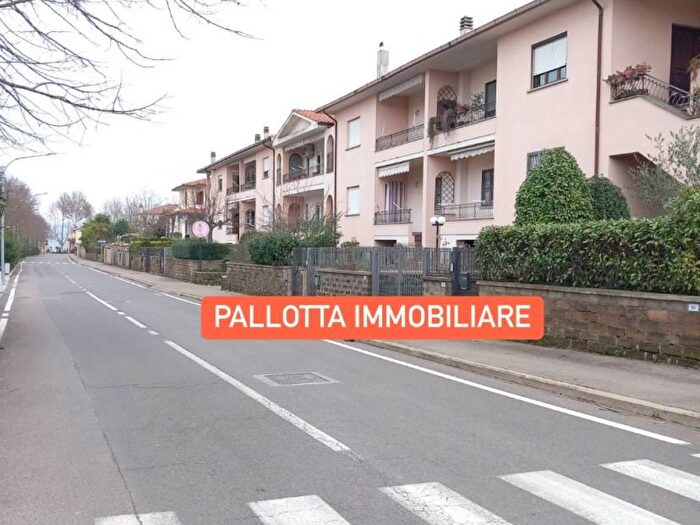 Appartamento trilocale in affitto in Via San Sebastiano, Capodimonte