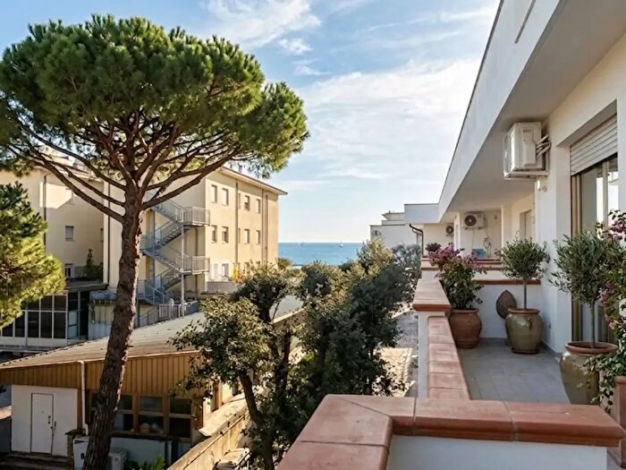 Appartamento trilocale in vendita in Viale Cristoforo Colombo, Camaiore