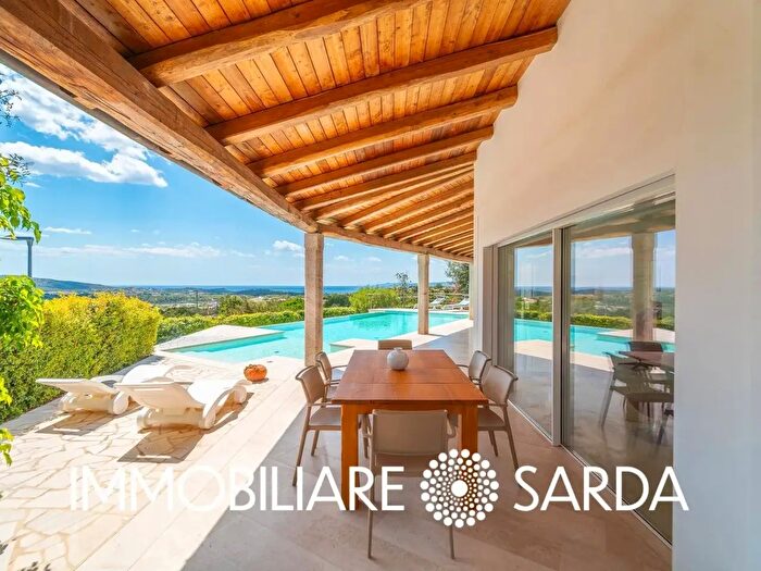 Casa con 7 locali in vendita in San Teodoro