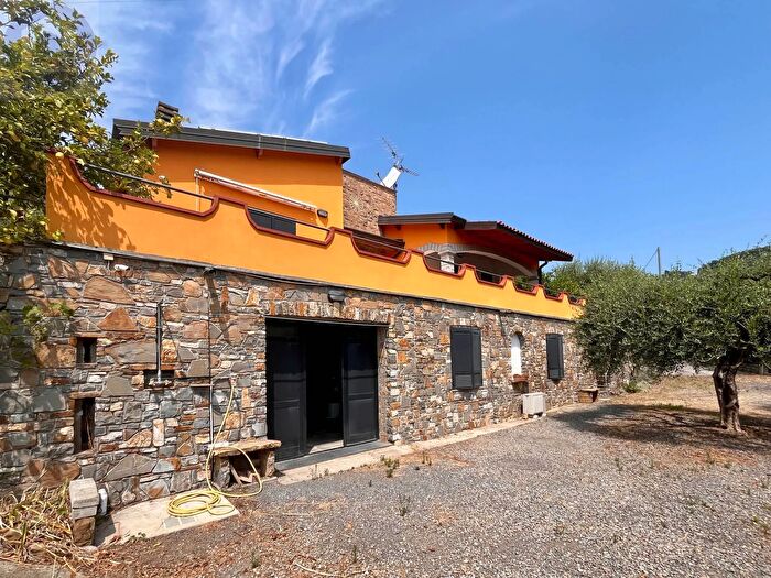 Casa con 8 locali in vendita in Regione Garossi, Civezza