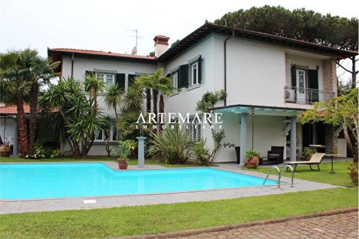 Casa con 6 locali in vendita in Forte Dei Marmi
