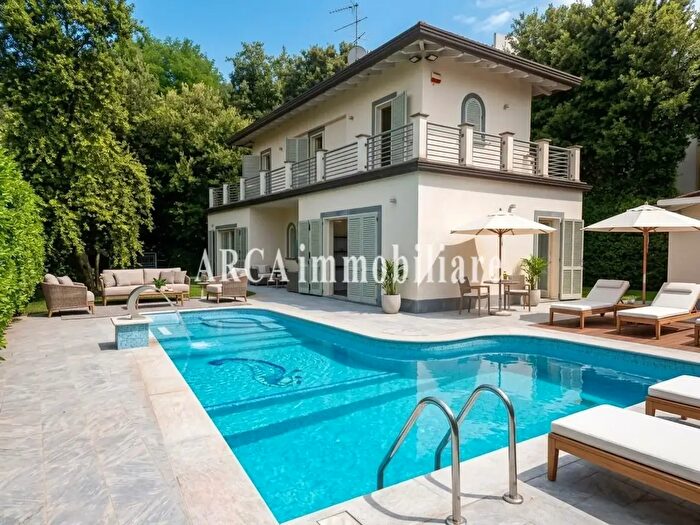 Casa con 6 locali in vendita in Pietrasanta