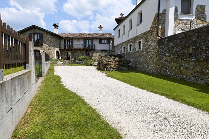 Casa con 9 locali in vendita in Cormons