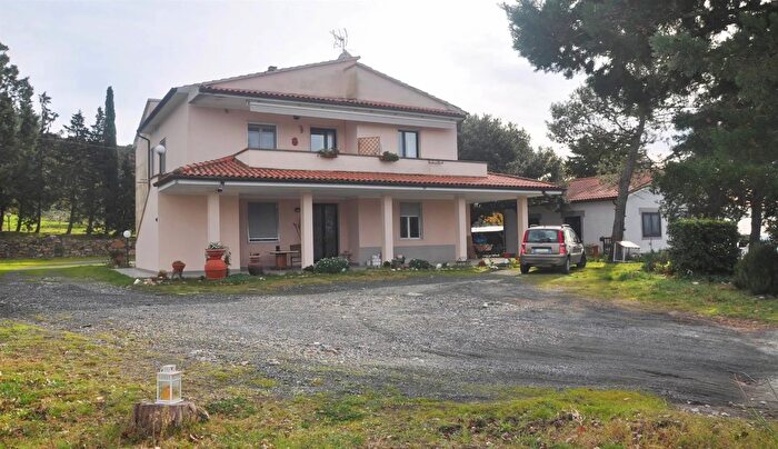 Casa con 15 locali in vendita in Castellina Marittima