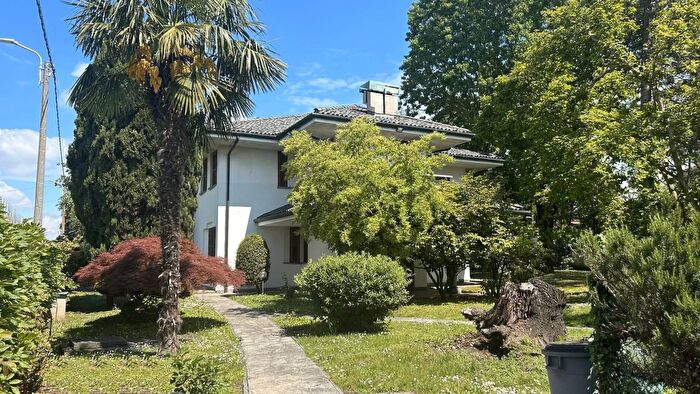 Casa con 13 locali in vendita in BovisioMasciago