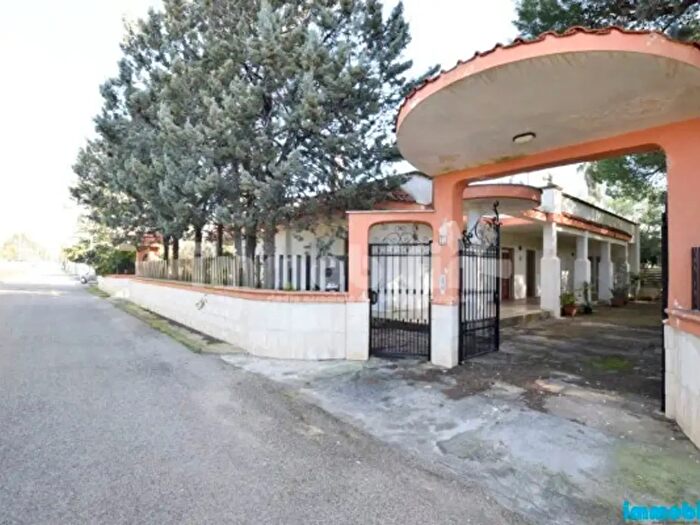 Casa con 6 locali in vendita in Oria