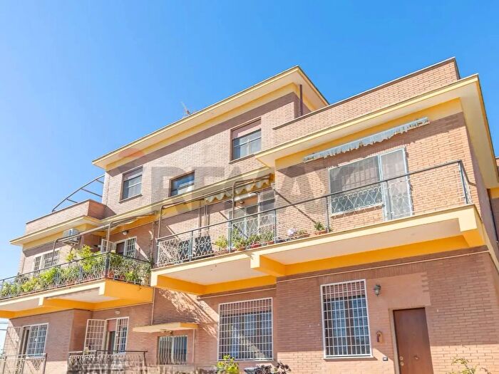 Appartamento trilocale in vendita in Via Laurentina, Pomezia