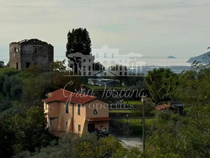 Casa con 11 locali in vendita in Massa