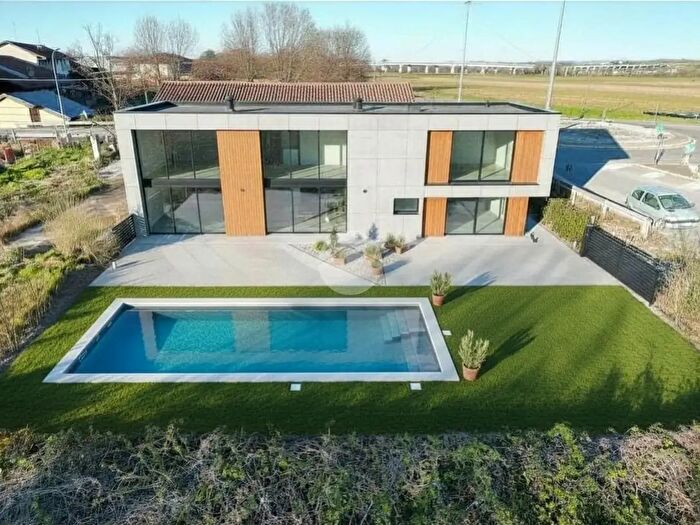 Casa con 7 locali in vendita in Frazione Molini, Trinita