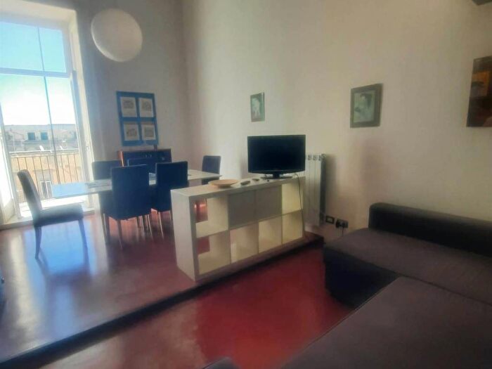 Appartamento trilocale in affitto in Porto Municipio, Napoli