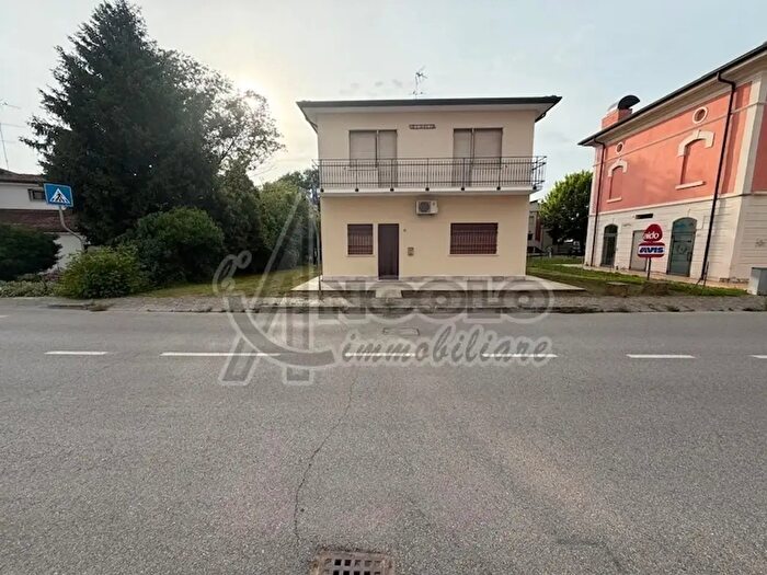 Casa con 10 locali in vendita in Via Roma, Canaro