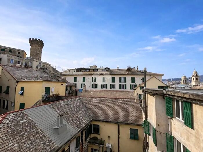 Appartamento quadrilocale in vendita in Via di S Bernardo, Genova