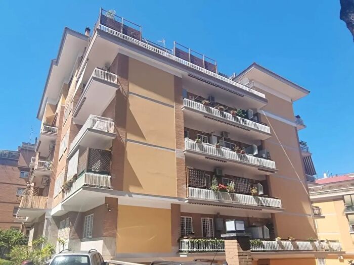 Appartamento trilocale in vendita in Via Roberto Bracco, Roma