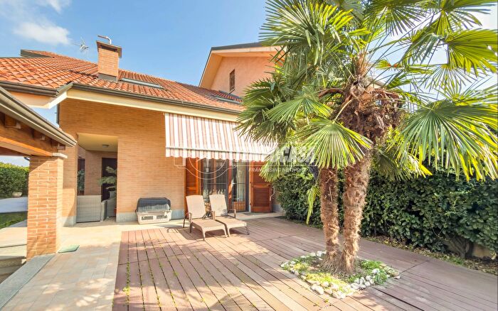 Casa con 8 locali in vendita in Via Antonio Cossu, Carignano