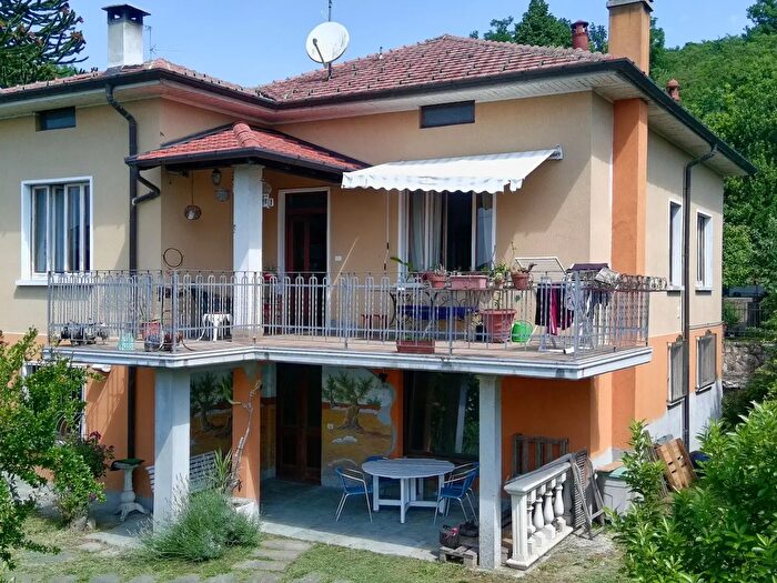Casa con 7 locali in vendita in Via Sassello, Comerio