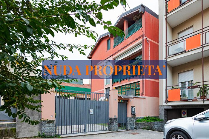 Appartamento trilocale in vendita in Via Arona, Bollate