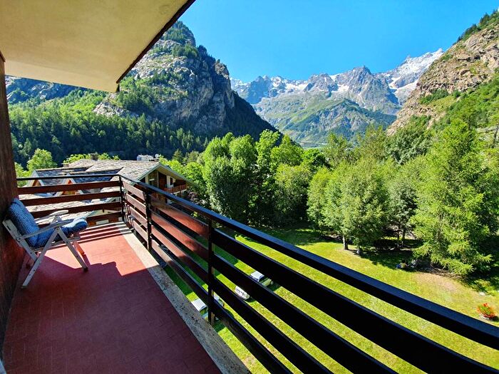 Appartamento trilocale in affitto in Strada Sergio Viotto, Centro, Courmayeur