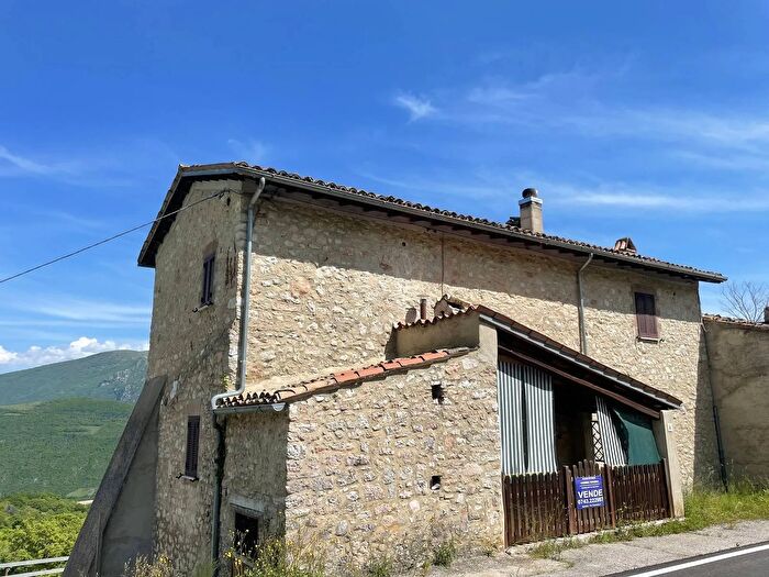 Casa con 7 locali in vendita in Cerreto di Spoleto Collesoglio, Cerreto Di Spoleto