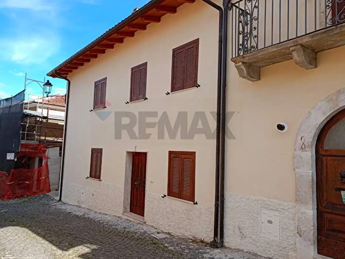 Appartamento con 7 locali in vendita in Via Alessandro Manzoni, Montereale