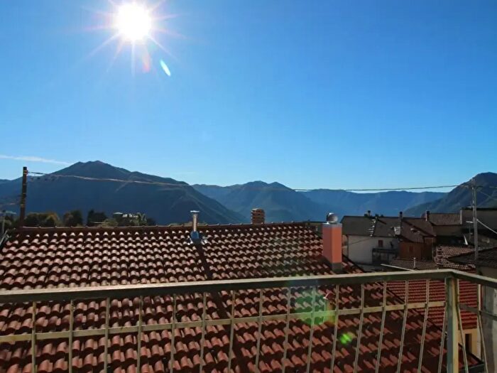 Casa quadrilocale in vendita in Via Scalinata Dossello, Pigra