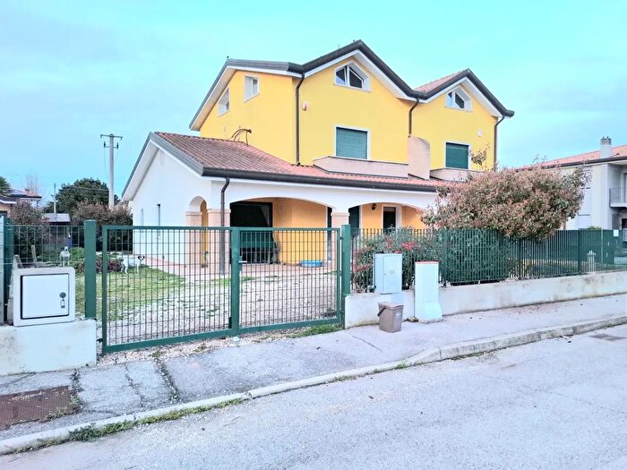 Casa con 7 locali in vendita in Via P Nenni, Gavello