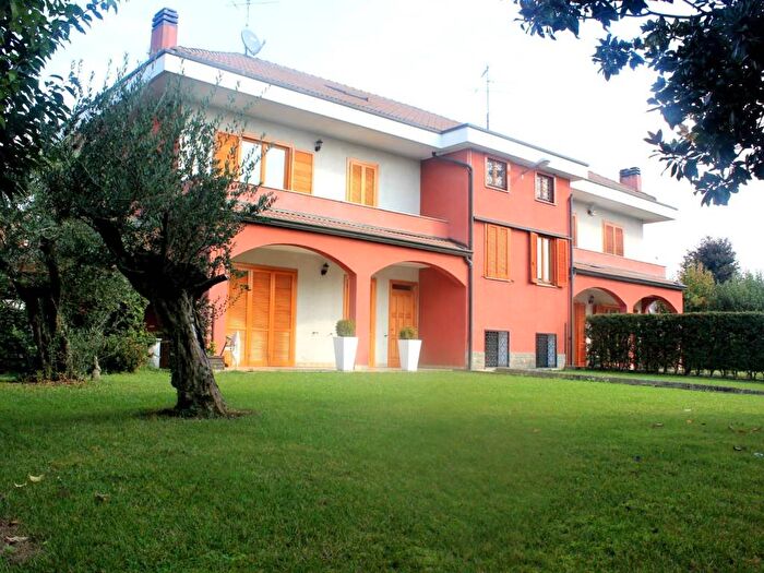 Casa con 6 locali in affitto in Via Marche, Centro, Lainate