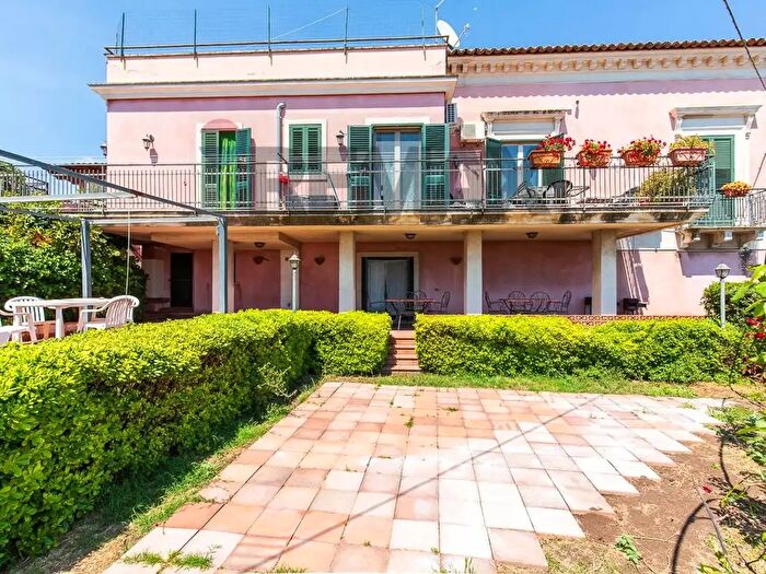 Casa con 20 locali in vendita in Via Umberto, San Gregorio Di Catania