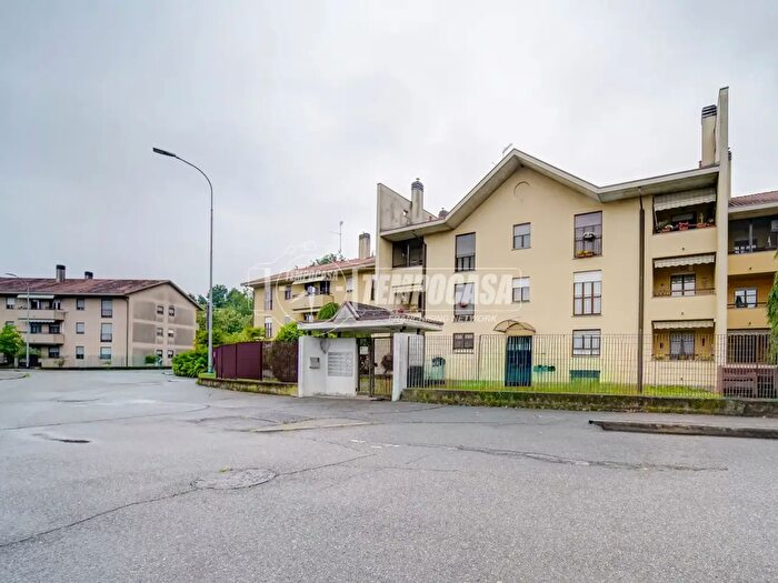 Appartamento trilocale in vendita in Via Falcone, Oggiona Con Santo Stefano