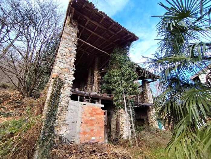 Casa con 6 locali in vendita in Lesa