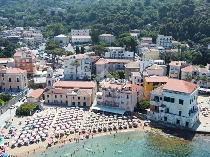 Appartamento bilocale in vendita in Via Monsignor Luigi Guercio, Castellabate