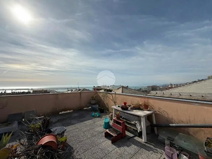 Appartamento trilocale in vendita in Via Rostan, Genova