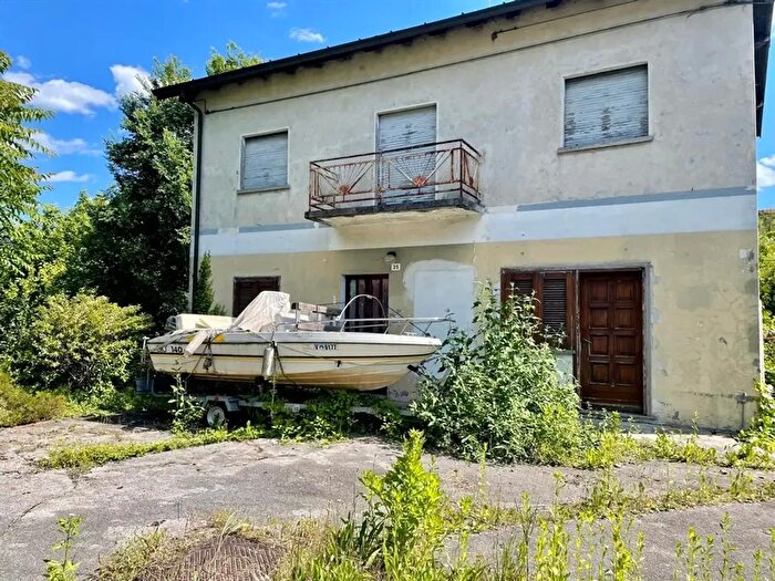 Casa con 6 locali in vendita in Via Provinciale, Cittiglio