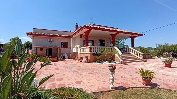 Casa con 7 locali in vendita in Fasano