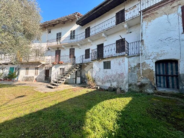 Casa con 14 locali in vendita in Via San Sebastiano, Passerano Marmorito