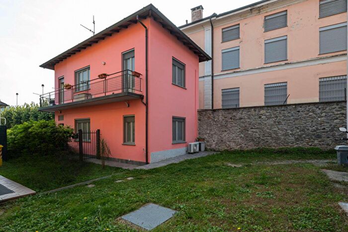 Casa trilocale in vendita in Via Roma, Azzate