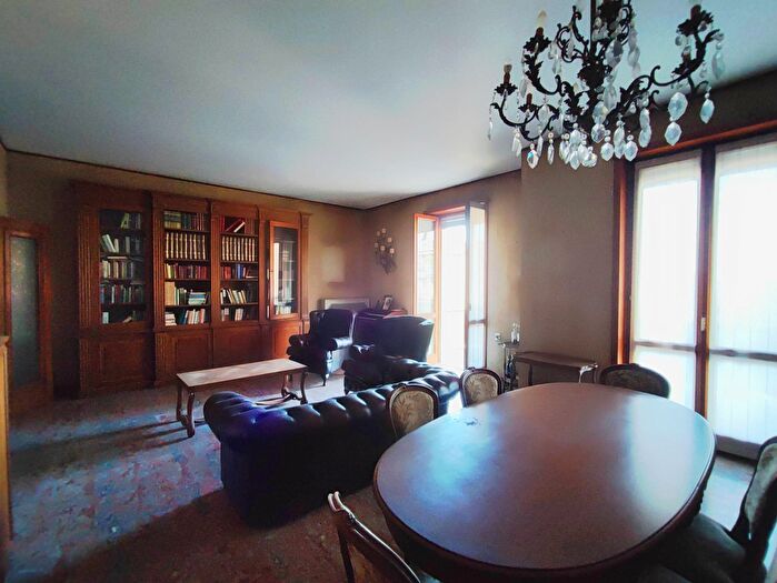 Appartamento con 7 locali in vendita in Via Novembre, Piacenza