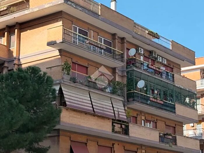 Appartamento trilocale in vendita in Via della Magliana Nuova, Roma