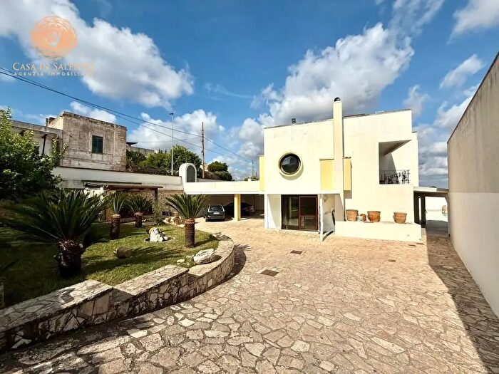 Casa con 12 locali in vendita in Alessano