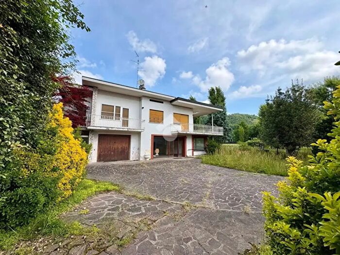 Casa con 9 locali in vendita in Via Castelletto, Follina