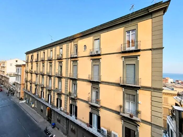 Appartamento con 6 locali in affitto in Via Francesco Crispi, Napoli